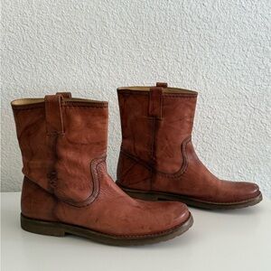 Frye Boots Anna Shortie Boot in Cognac brown 9B